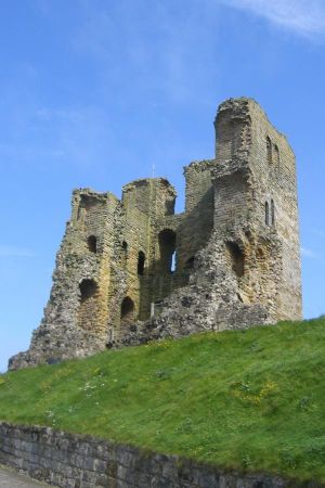 Scarborough-castle-keep.jpg