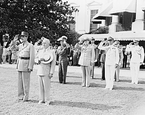 1945 Aug 12 de Gaulle Truman White House.jpg