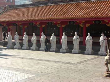 Koshi-byo-nagasaki-statues.jpg